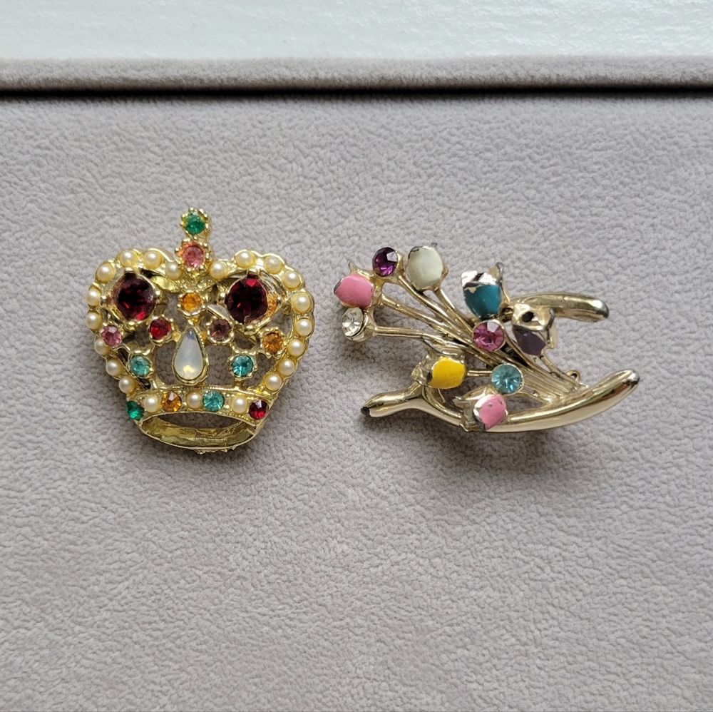 Mid century vintage set of 2 brooches crown and lucky flowers